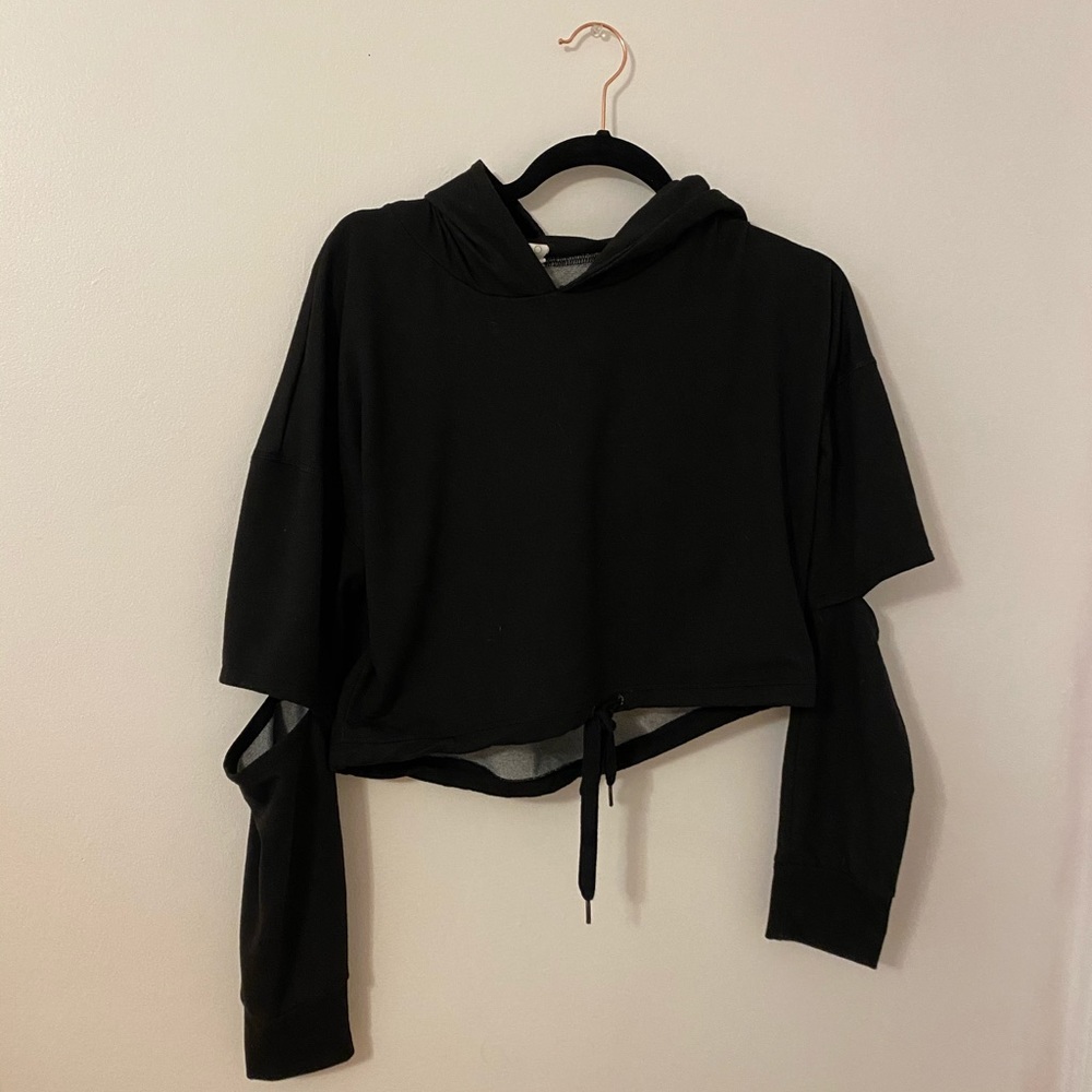 Long- sleeved athletic top with adjustable strap
